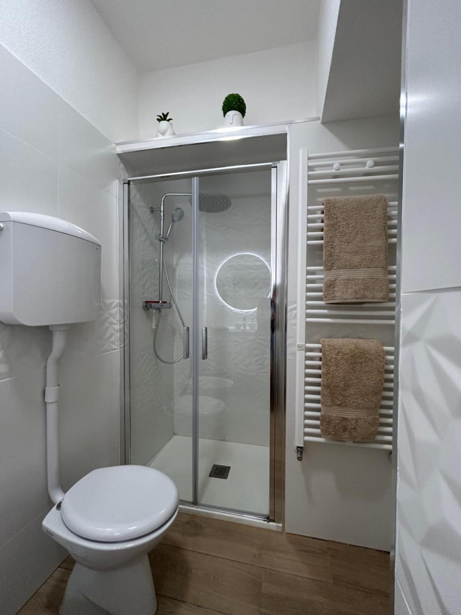 V&C Home Rental Specialist Appartamenti Fronte Lago Maggiore Germignaga Extérieur photo